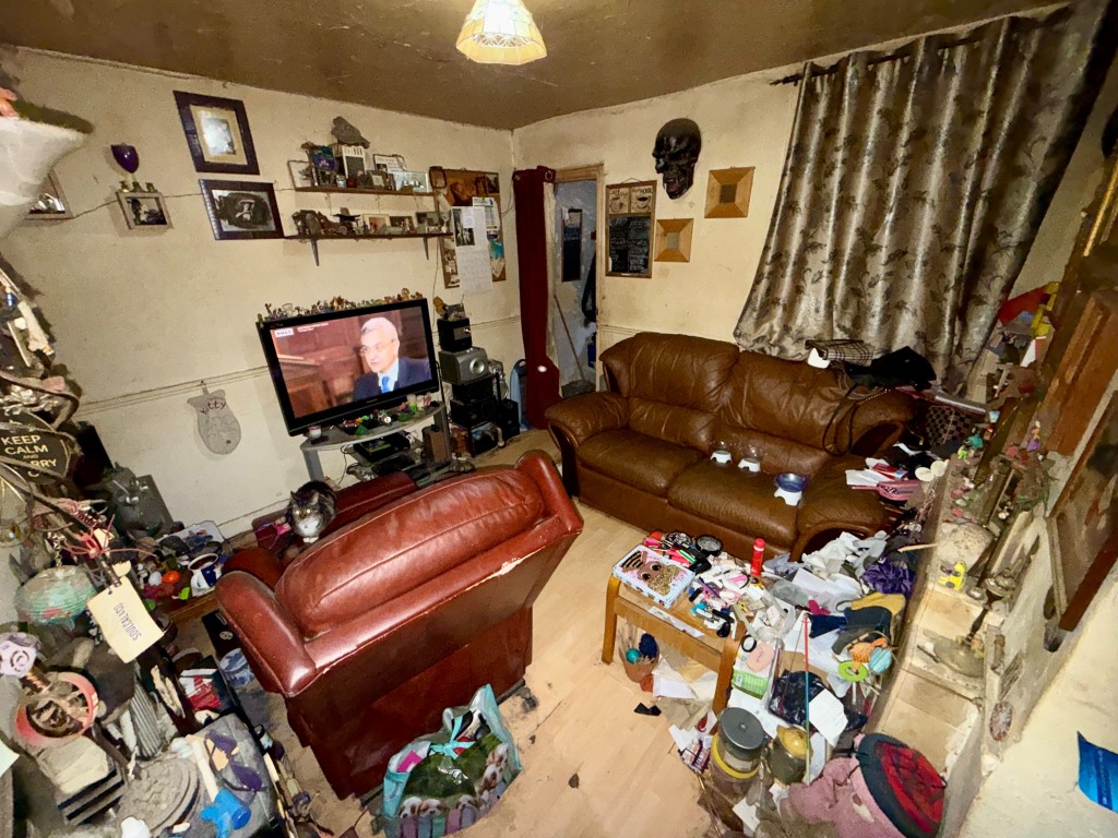 Lot: 151 - MID-TERRACE HOUSE FOR REFURBISHMENT - Living room